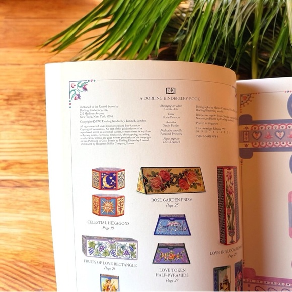 The Press-Out and Make Romantic Gift Boxes by Jane Thomson - Picture 4 of 13